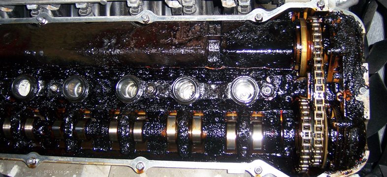De motor reinigen alvorens de olie te verversen: hoe en waarom?